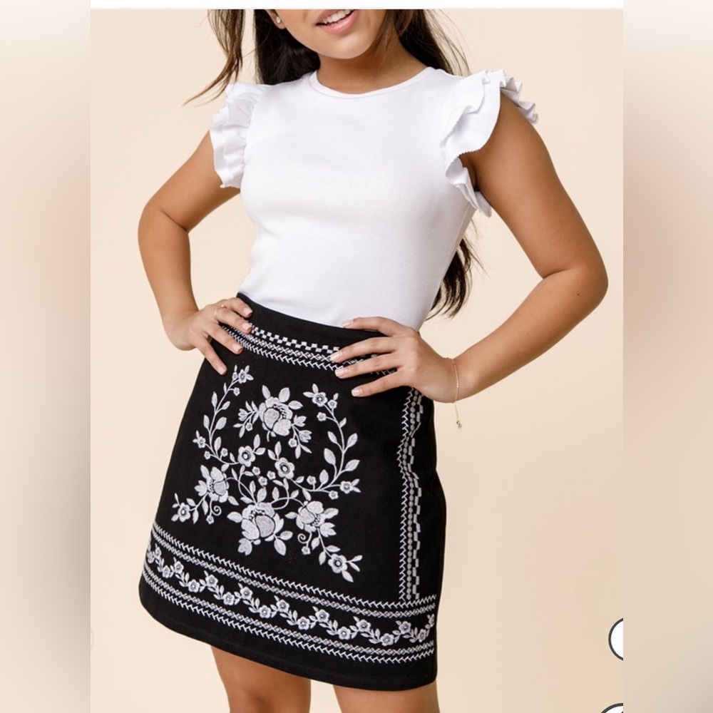 Franchescas Mi Ami Black & White Floral
Embroidered Mini Skirt Size XS